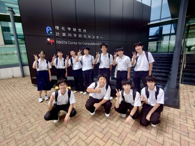 計算科学研究センター玄関での集合写真