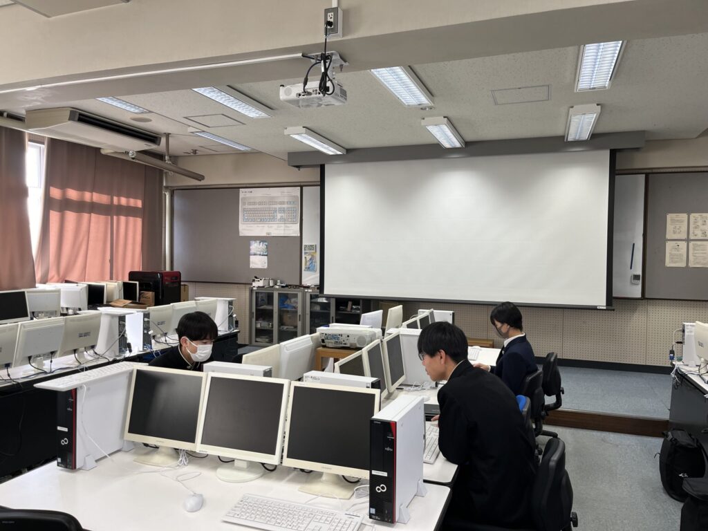 情報オリンピックの問題に挑む様子