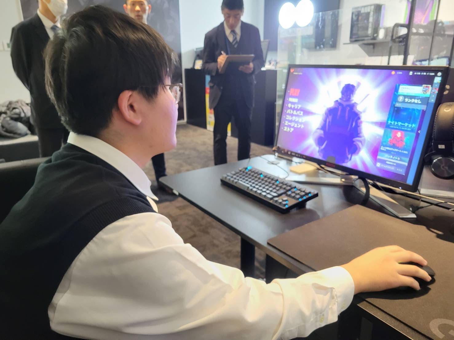 eスポーツを体験する様子
