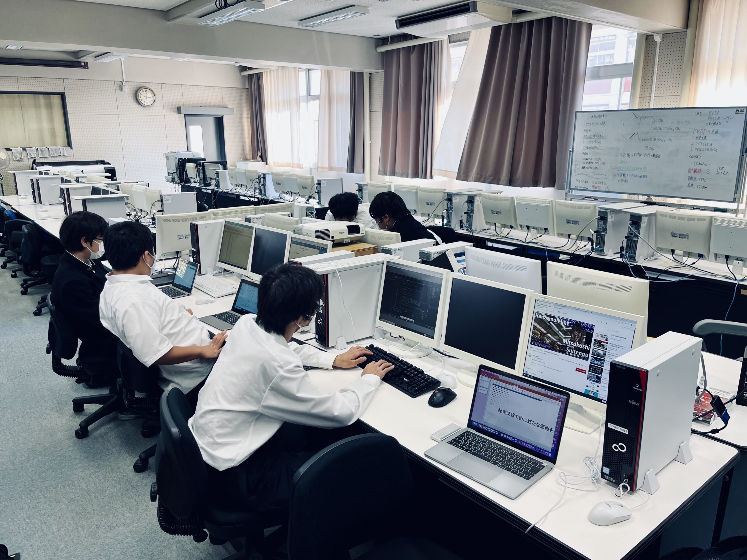 龍野高校のコンピュータ室で作業する様子