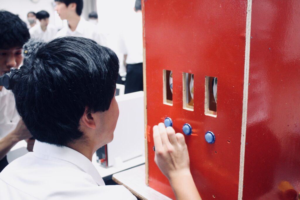 昇龍祭にて、ゲーム機、R型機を操作する様子